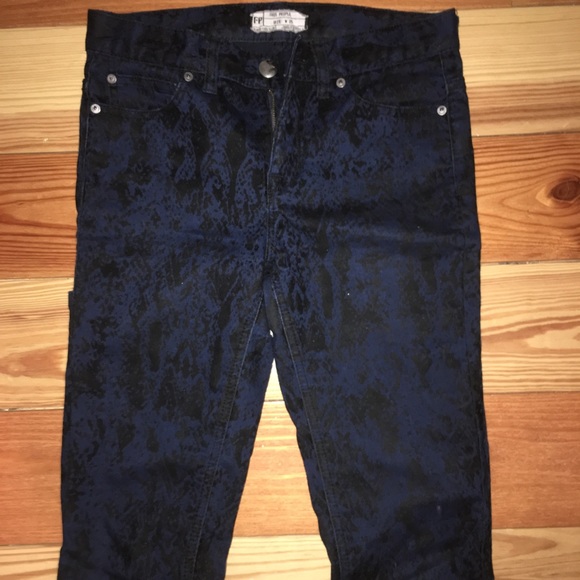 FREE PEOPLE BLUE PRINTED PANTS 25 - Picture 3 of 7